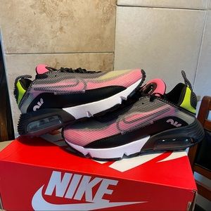 W Nike Air Max 2090 ‘Champagne Cyber’